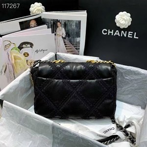 Giầy là bạn thân thiết đối với chúng ta trên mỗi chặng đường
