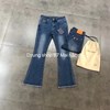 Chiếc quần bò đã trải qua nhiều thập kỉ và vẫn luôn giữ một vai trò không thể thiếu trong thế giới thời trang.