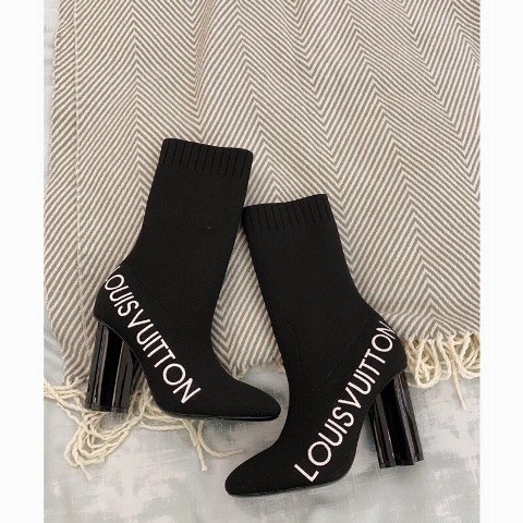 Giầy là bạn thân thiết đối với chúng ta trên mỗi chặng đường